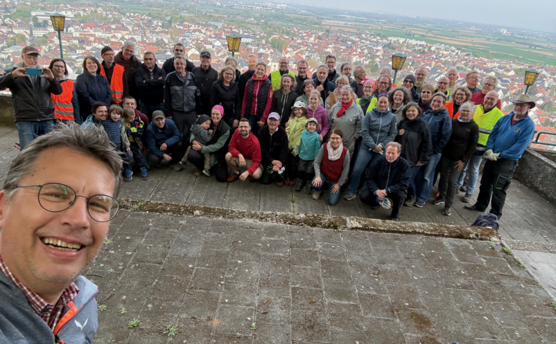 Ehrenamtliche Helfer beim 2. Arbeitseinsatz auf der Strahlenburg