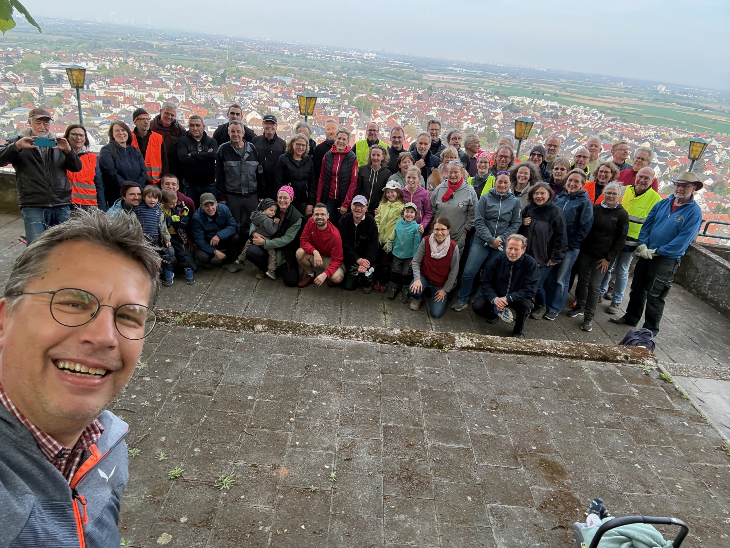 Ehrenamtliche Helfer beim 2. Arbeitseinsatz auf der Strahlenburg