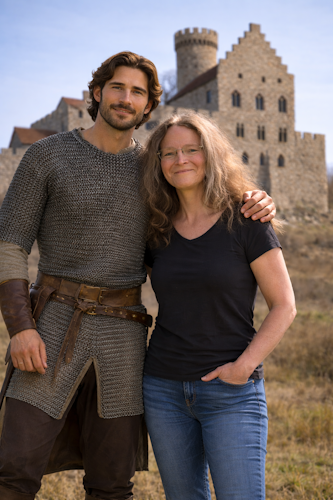 Protagonist und Autorin vor der intakten Strahlenburg