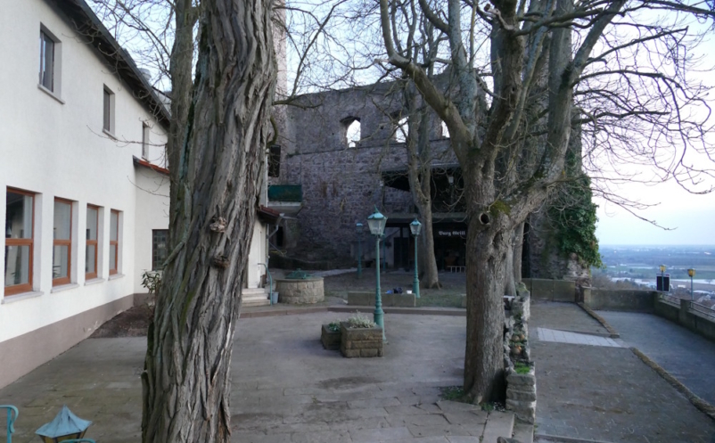 Burghof der Strahlenburg