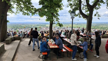 Menschen kommen endlich wieder auf der Burgterrasse der Strahlenburg zusammen.