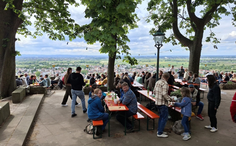 Menschen kommen endlich wieder auf der Burgterrasse der Strahlenburg zusammen.