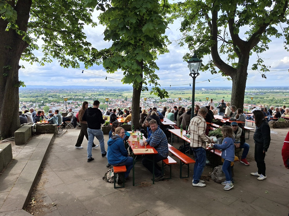 Menschen kommen endlich wieder auf der Burgterrasse der Strahlenburg zusammen.