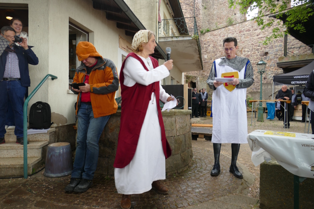 Eröffnungsszene auf der Strahlenburg mit historisch gekleideten Darstellern und Publikum