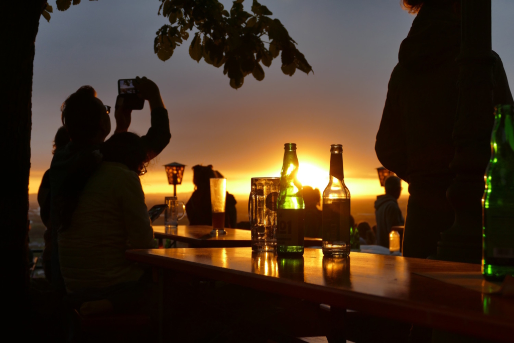 Sonnenuntergang auf der Strahlenburg mit Gästen und Getränken in stimmungsvoller Atmosphäre