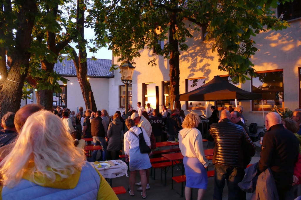 Abendveranstaltung auf der Burgterrasse mit Musik und Gästen