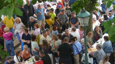 Viele Besucher bei der Wiedereröffnung der Strahlenburg auf der Terrasse