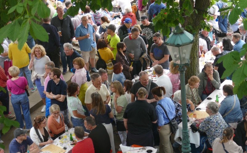 Viele Besucher bei der Wiedereröffnung der Strahlenburg auf der Terrasse