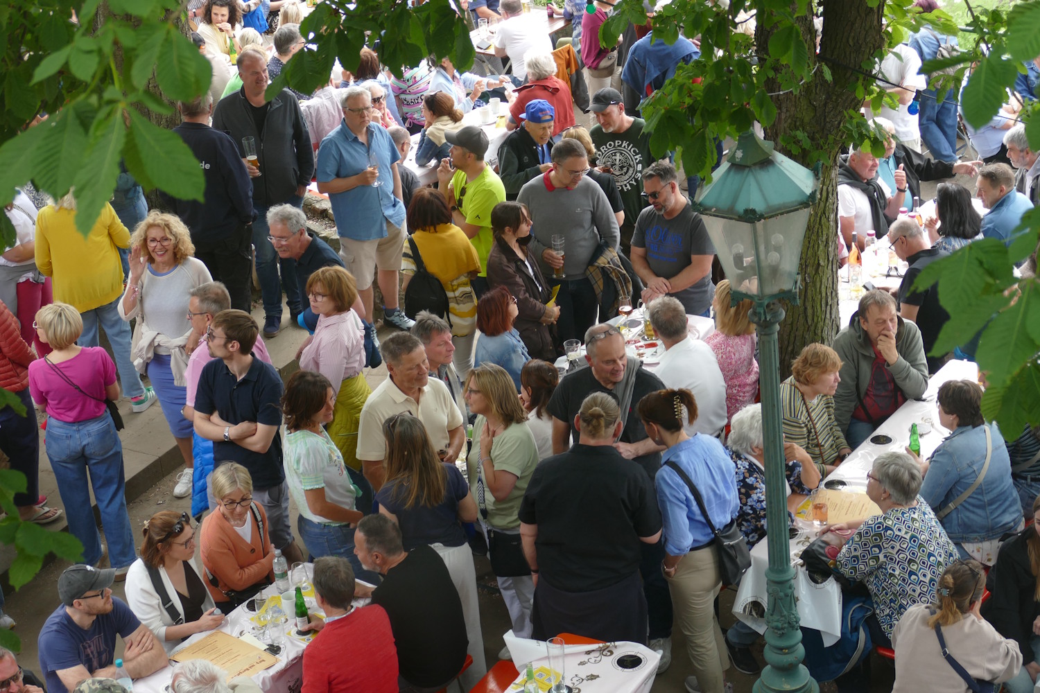 Viele Besucher bei der Wiedereröffnung der Strahlenburg auf der Terrasse