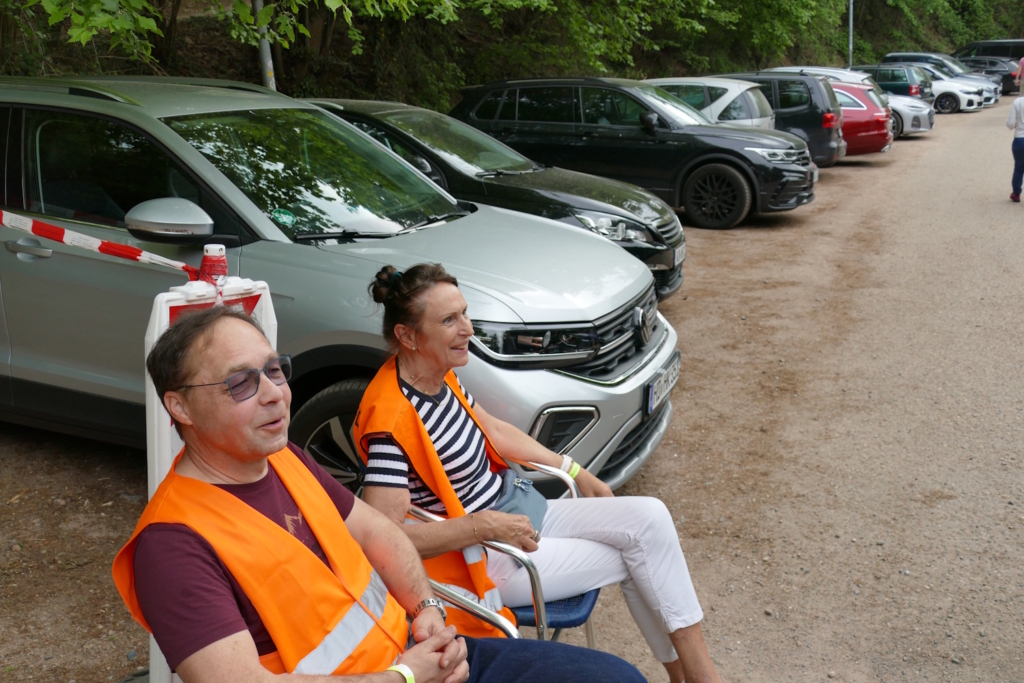 Helfer organisieren den Parkplatz bei der Veranstaltung auf der Strahlenburg