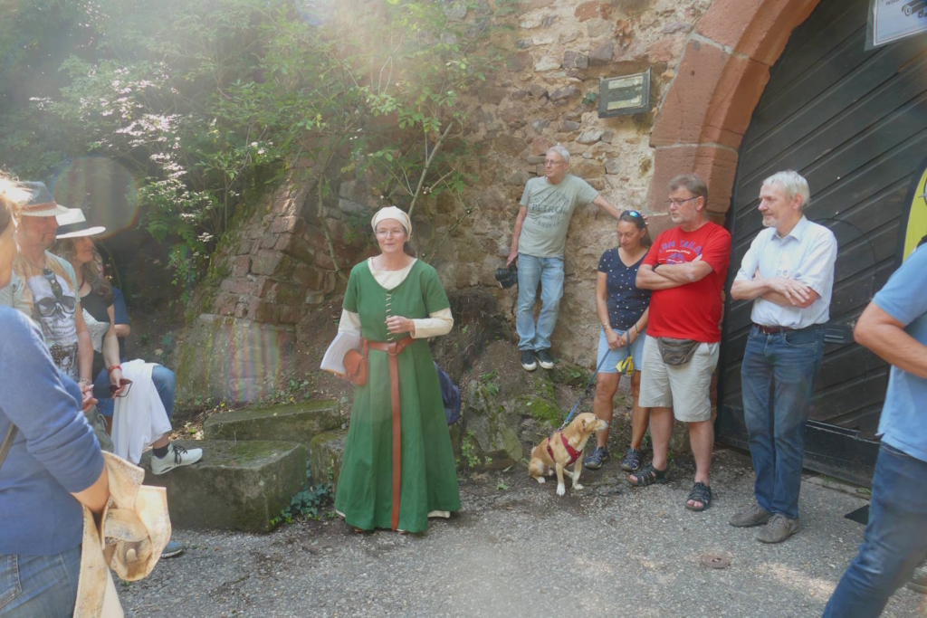 Bei der 1. Führung am 2. August 25 zur Strahlenburg ahnte ich noch nicht, das ich Teil der Burggeschichte werden würde.