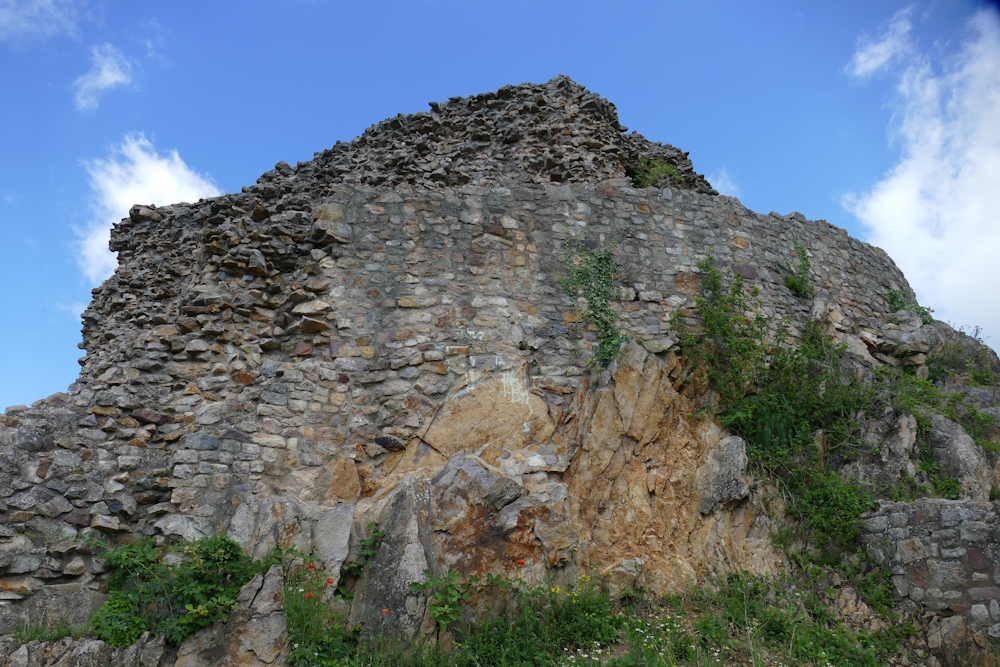 Die mächtigen Mauern der Schauenburg prägen bis heute das Erscheinungsbild der Ruine. Zahlreiche Bereiche wurden in den vergangenen Jahrzehnten gesichert und erhalten.