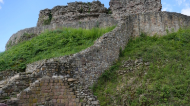 Ringmauer und Ruinenreste der Schauenburg Dossenheim