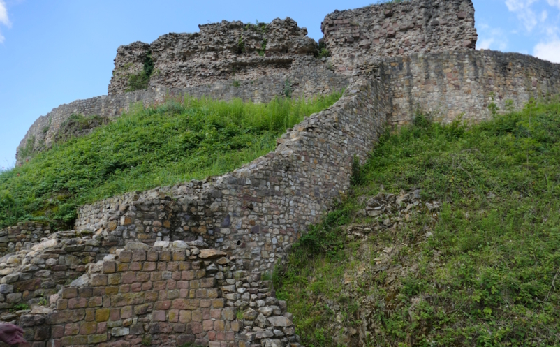 Ringmauer und Ruinenreste der Schauenburg Dossenheim